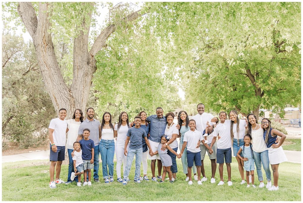 Full family of 21 at a beautiful Albuquerque family photo session.